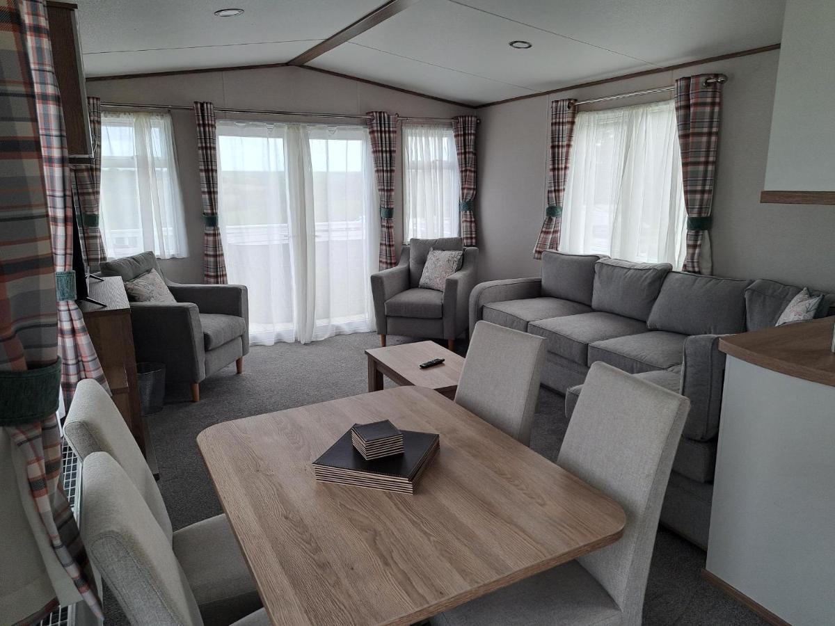 Our Kingfisher 34-4 Persons With Private Hot Tub-Pet Friendly-Tranquil Holiday Away From It All Yet Not Far From St Austell- The Holiday Home Has Two Bedrooms, Living And Dining Area, Equipped Kitchen-Decking-Outdoor Furniture-Fishing Lakes-Perfect Grampound Exterior foto