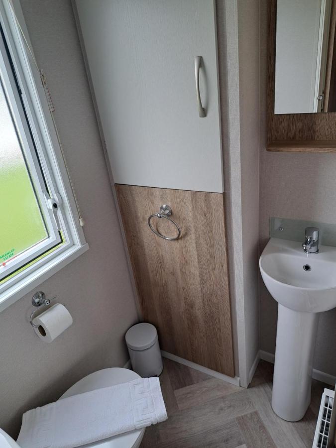 Our Kingfisher 34-4 Persons With Private Hot Tub-Pet Friendly-Tranquil Holiday Away From It All Yet Not Far From St Austell- The Holiday Home Has Two Bedrooms, Living And Dining Area, Equipped Kitchen-Decking-Outdoor Furniture-Fishing Lakes-Perfect Grampound Exterior foto
