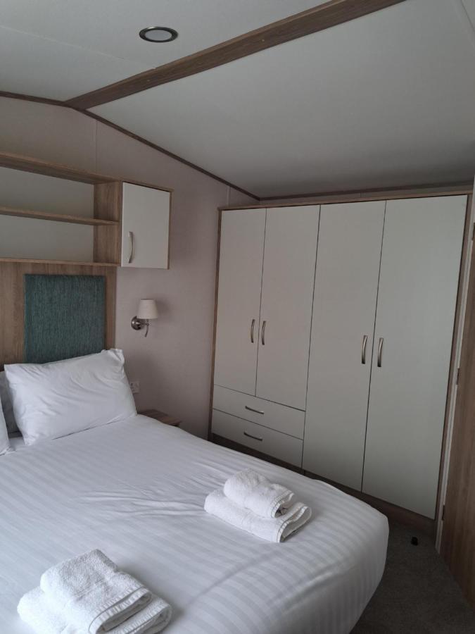 Our Kingfisher 34-4 Persons With Private Hot Tub-Pet Friendly-Tranquil Holiday Away From It All Yet Not Far From St Austell- The Holiday Home Has Two Bedrooms, Living And Dining Area, Equipped Kitchen-Decking-Outdoor Furniture-Fishing Lakes-Perfect Grampound Exterior foto