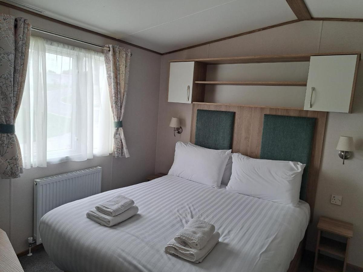Our Kingfisher 34-4 Persons With Private Hot Tub-Pet Friendly-Tranquil Holiday Away From It All Yet Not Far From St Austell- The Holiday Home Has Two Bedrooms, Living And Dining Area, Equipped Kitchen-Decking-Outdoor Furniture-Fishing Lakes-Perfect Grampound Exterior foto