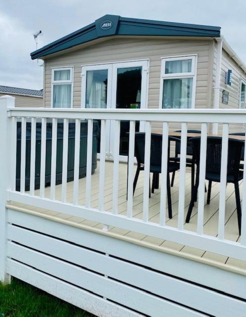 Our Kingfisher 34-4 Persons With Private Hot Tub-Pet Friendly-Tranquil Holiday Away From It All Yet Not Far From St Austell- The Holiday Home Has Two Bedrooms, Living And Dining Area, Equipped Kitchen-Decking-Outdoor Furniture-Fishing Lakes-Perfect Grampound Exterior foto